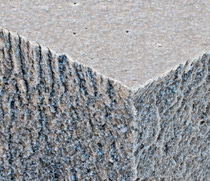 Damit Kaffee, Rotwein oder Senf auf weißen Möbeln keine hartnäckigen Flecken hinterlassen, hat die BASF eine umweltfreundliche Beschichtung auf Wasserbasis entwickelt. Bei der Trocknung des Lackes bilden die Polymere eine kontinuierliche Phase aus und verhindern so, dass farbintensive Flüssigkeiten in die Möbeloberfläche eindringen können. Die weißen Partikel auf dem Bild zeigen Titandioxid, das gleichmäßig in dem homogenen Film verteilt ist. Vergrößerung 2500:1 (Bildbreite 15 cm).