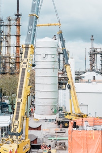 At the heat pump construction site, the core component is being hoisted into its designated position.
Photo: BASF At the heat pump construction site, the core component is being hoisted into its designated position.
Photo: BASF