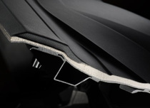 Elastoflex® E: Innovativer Schaumstoff für dünne und leichte Instrumententafeln
Bereits seit vielen Jahren liefert die BASF hochentwickelte PU-Schäume für die Hinterschäumung von Instrumententafeln. Eine neue Serie an Systemen der Produktgruppe Elastoflex® E ermöglicht nun deutliche Gewichtsreduzierungen und Schaumdichten, ohne dabei auf die einzigartigen Schaumeigenschaften verzichten zu müssen. Je nach Bauteilgeometrie werden dabei bis zu 30% Schaumgewicht eingespart. Aufgrund einer sehr robusten und feinen Zellstruktur ermöglichen dieses Thin-Light System einen Einsatz bei Bauteilen mit deutlich reduziertem Querschnitt unter 5mm.
Elastoflex® E: Innovative foam for thin and light instrument panels
BASF has been supplying advanced PU foams for foam-backed instrument panels for many years. A new series of systems in the Elastoflex® E product group now allows significant weight reductions and foam densities of around 120g/L without sacrificing any of the unique characteristics of these foams. Up to 30% of the foam weight is saved, depending on the component geometry. With its very robust and fine cell-structure, this Thin-Light system can be used for components with a much smaller profile of less than 5 mm. Photo: BASF 2018
Elastoflex® E: Innovativer Schaumstoff für dünne und leichte Instrumententafeln
Bereits seit vielen Jahren liefert die BASF hochentwickelte PU-Schäume für die Hinterschäumung von Instrumententafeln. Eine neue Serie an Systemen der Produktgruppe Elastoflex® E ermöglicht nun deutliche Gewichtsreduzierungen und Schaumdichten, ohne dabei auf die einzigartigen Schaumeigenschaften verzichten zu müssen. Je nach Bauteilgeometrie werden dabei bis zu 30% Schaumgewicht eingespart. Aufgrund einer sehr robusten und feinen Zellstruktur ermöglichen dieses Thin-Light System einen Einsatz bei Bauteilen mit deutlich reduziertem Querschnitt unter 5mm.
Elastoflex® E: Innovative foam for thin and light instrument panels
BASF has been supplying advanced PU foams for foam-backed instrument panels for many years. A new series of systems in the Elastoflex® E product group now allows significant weight reductions and foam densities of around 120g/L without sacrificing any of the unique characteristics of these foams. Up to 30% of the foam weight is saved, depending on the component geometry. With its very robust and fine cell-structure, this Thin-Light system can be used for components with a much smaller profile of less than 5 mm. Photo: BASF 2018