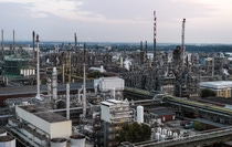 Around 200 production plants at the site produce numerous products for customers from virtually every industry. Around 200 production plants at the site produce numerous products for customers from virtually every industry.