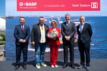 Schiffspatin Barbara Hoyer (Mitte) mit Ralf Busche, Leiter Standortlogistik BASF (links), dem rheinland-pfälzischen Staatssekretär Andy Becht (2.v.l.), Lucas Vos, President Stolt Tankers (1.v.r.) und Robert-Jan Zimmerman, CEO Mercurius (ganz rechts). 