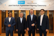 von links: Rajan Venkatesh, Senior Vice President, BASF Care Chemicals Asien; Kim, Eung Sang, CEO von Hannong Chemicals; Ralph Schweens, President, BASF Care Chemicals; David Im, Representative Director, BASF Korea
