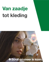 Een vrouw met lang bruin haar houdt een katoenplant dicht bij haar gezicht. Boven de katoenplant is een lichtwerveling zichtbaar. De tekst luidt “Van zaadje tot kleding”. 