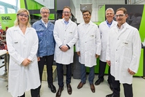 Anup Kothari, Head of Performance Chemicals (4th from left) and Alberto Giovanzana, Head of Plastic Additives EMEA (3rd from left), BASF with the technical experts at the new facility.

Anup Kothari, Leiter Performance Chemicals (4. von links), und Alberto Giovanzana, Leiter Plastic Additives EMEA (3. von links) bei BASF, mit den technischen Experten am neuen Standort. 
