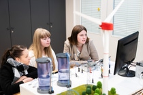 Neue Räumlichkeiten für die Berufsorientierung bei BASF am Standort Ludwigshafen: Schülerinnen der 9. Klasse der Friedrich-Schiller Realschule plus aus Frankenthal steuern an der Themeninsel Elektrotechnik den Wasserstand in den beiden Behältern.