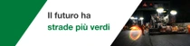 Un cantiere stradale di notte con operai e macchinari. Un vortice luminoso volteggia sulla scena. Il testo recita: “Strade più verdi davanti a noi”.