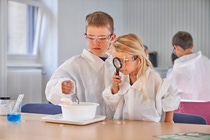 Ausprobieren und Selbermachen: Mini-Forscher experimentierten beim Kids‘ Lab der BASF. Ausprobieren und Selbermachen: Mini-Forscher experimentierten beim Kids‘ Lab der BASF.