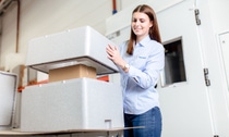 A worker closes a cool box for medicines (Copyright: Schaumaplast) A worker closes a cool box for medicines (Copyright: Schaumaplast)