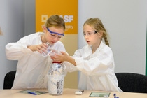 Ausprobieren und Selbermachen: Mini-Forscher experimentierten beim Kids‘ Lab der BASF. Ausprobieren und Selbermachen: Mini-Forscher experimentierten beim Kids‘ Lab der BASF.