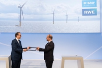 The CEOs of RWE and BASF, Dr. Markus Krebber and Dr. Martin Brudermüller, sign a letter of intent covering a wide-ranging cooperation for the creation of additional capacities for renewable electricity and the use of innovative technologies for climate protection. The CEOs of RWE and BASF, Dr. Markus Krebber and Dr. Martin Brudermüller, sign a letter of intent covering a wide-ranging cooperation for the creation of additional capacities for renewable electricity and the use of innovative technologies for climate protection.