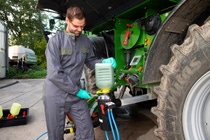 The easyconnect closed transfer system (CTS) makes filling the sprayer faster, easier and safer than conventional methods. It is supported by a growing number of crop protection manufacturers, providing farmers a broad choice of products that are compatible with one system. 