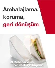 Beyaz plastik ambalaja kısmen sarılmış bir sandviç, görüntünün sol tarafında konumlanmış. Sağ tarafta şu metin yer alıyor: “Sar, koru, geri dönüştür.” 
