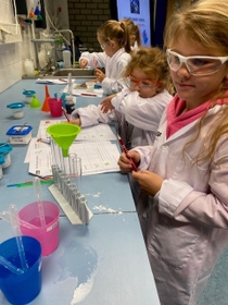 Kinderen in labjassen bij BASF Heerenveen tijdens het Weekend van de Wetenschap Kinderen in labjassen bij BASF Heerenveen tijdens het Weekend van de Wetenschap