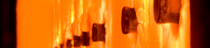 Image montrant les flammes ardentes à l’intérieur du four et leur lumière orange vif lorsque la température atteint 850 degrés Celsius Image montrant les flammes ardentes à l’intérieur du four et leur lumière orange vif lorsque la température atteint 850 degrés Celsius