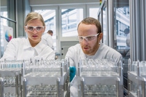 Biologielaborantin Annika Böhm und Chemielaborant Matthias Graul bestücken einen Hochdurchsatz-Roboter der
BASF, um die einzelnen Inhaltsstoffe für Waschmittel zu testen.