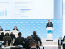 Dr. Hans-Ulrich Engel, Finanzvorstand (links), Anke Schmidt, Senior Vice President Communications & Government Relations (Mitte) und Dr. Kurt Bock, Vorstandsvorsitzender (rechts). 
Foto: BASF SE, 2017

Dr. Hans-Ulrich Engel, Chief Financial Officer (left), Anke Schmidt, Senior Vice President Communications & Government Relations (center) and Dr. Kurt Bock, Chairman of the Board of Executive Directors (right). 
Photo: BASF SE, 2017 
