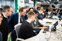 BASF hat am Standort Ludwigshafen neue Räumlichkeiten für die Berufsorientierung eröffnet. Dr. Markus Hermann, Leiter Aus- und Weiterbildung (links), und Dr. Uwe Liebelt, Werksleiter des Standorts Ludwigshafen, informierten sich bei den Schülerinnen und Schülern der 9. Klasse der Friedrich-Schiller Realschule plus aus Frankenthal – hier an der Themeninsel Informatik. Die Klasse war die erste Schulklasse, die ihren Berufsorientierungstag bei BASF in den neuen Räumlichkeiten durchführte.