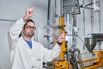 In der BASF-Forschung arbeiten Wissenschaftler daran, Additive zu entwickeln, die recycelte Kunststoffe gezielt stabilisieren und ihre Eigenschaften verbessern. So können Kunststoffe mehrfach werkstofflich wiederverwendet und Stoffkreisläufe besser und öfter geschlossen werden. Ein Laborant im Anwendungszentrum für Kunststoffadditive in Kaisten vergleicht die optischen Eigenschaften einer recycelten Folie mit und ohne Stabilisatorsystem. In der BASF-Forschung arbeiten Wissenschaftler daran, Additive zu entwickeln, die recycelte Kunststoffe gezielt stabilisieren und ihre Eigenschaften verbessern. So können Kunststoffe mehrfach werkstofflich wiederverwendet und Stoffkreisläufe besser und öfter geschlossen werden. Ein Laborant im Anwendungszentrum für Kunststoffadditive in Kaisten vergleicht die optischen Eigenschaften einer recycelten Folie mit und ohne Stabilisatorsystem.