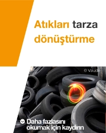 Üstüste istiflenmiş bir araba lastiği yığını. Metin şöyle yazıyor: “Atığı stile dönüştürüyoruz.” Üstüste istiflenmiş bir araba lastiği yığını. Metin şöyle yazıyor: “Atığı stile dönüştürüyoruz.”