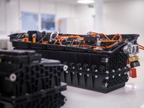 Durch den Einsatz ihrer Ultramid® Produkte hat BASF die RML Group bei der Entwicklung einer innovativen, effizienten, immersionsgekühlten Batterie für ein High-Speed-Hybridauto unterstützt. Diese setzt einen neuen Maßstab in Bezug auf Leistung und Sicherheit zugleich. Ultramid® B3EG7 wird für das stabile Gehäusematerial und die Batterieeinheit selbst eingesetzt. Zusätzlich steckt Ultramid® A3EG6 EQ als besonders reines Material in den einzelnen Batteriezellhaltern. Photo: RML Group, 2024