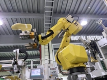 Produktionsbereich mit einer Spritzgussmaschine im Footwear Innovation Center Produktionsbereich mit einer Spritzgussmaschine im Footwear Innovation Center