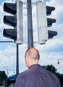 Professor Stefan Gössling from behind, standing at a traffic light