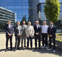 Von links nach rechts: Filippo Centamori (Regional Strategic Account Manager bei BASF), Chris Jackman (Director Global Strategic Account Management bei BASF), Holger Rönsch (Key-Account Management Germany bei BASF, Stefan Van Beneden (Manager, Collision & Parts Channel Management bei Toyota Motor Europe), Chris Titmarsh (Senior Vice President Global Automotive Refinish Coatings bei BASF), Yannick Nehling (Product Owner Body Shop BOOST bei BASF) und Pierangelo Culmone (Collision & Part Channel Management bei Toyota Motor Europe).
(Foto: BASF Coatings)