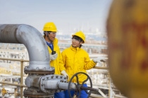 Steamcracker-Techniker führt eine routinemäßige Inspektion der Plattform für die kalte Fraktion durch. Diese Fraktion umfasst die größte Anzahl an Säulen und Austauschern, daneben auch noch drei Kompressorsysteme: das Ethylenkühlsystem, das Propylenkühlsystem und das Wärmepumpensystem.