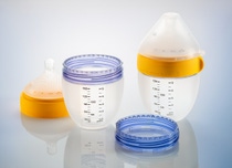 Der umspritzte Ring im Silikonkörper der neuen Babyflasche von Comotomo besteht aus dem BASF-Polyphenylsulfon Ultrason® P 2010, eingefärbt mit einem spezifischen Blau aus dem Colorant Chromatics™-Sortiment von Avient.
Foto: BASF Der umspritzte Ring im Silikonkörper der neuen Babyflasche von Comotomo besteht aus dem BASF-Polyphenylsulfon Ultrason® P 2010, eingefärbt mit einem spezifischen Blau aus dem Colorant Chromatics™-Sortiment von Avient.
Foto: BASF