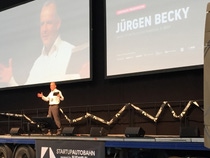 Jürgen Becky, Senior Vice President Performance Materials bei BASF, erläutert im Auditorium der ARENA2036 welchen Beitrag Chemie für die Mobilität der Zukunft leisten kann.
Jürgen Becky, Senior Vice President Performance Materials at BASF, explains how chemistry can contribute to the future of mobility at the auditorium of ARENA2036.
 Jürgen Becky, Senior Vice President Performance Materials bei BASF, erläutert im Auditorium der ARENA2036 welchen Beitrag Chemie für die Mobilität der Zukunft leisten kann.
Jürgen Becky, Senior Vice President Performance Materials at BASF, explains how chemistry can contribute to the future of mobility at the auditorium of ARENA2036.