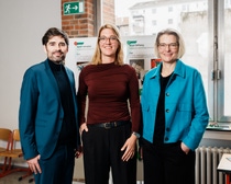 Anna Katharina Rapp (Bildmitte), Leiterin gesellschaftliches Engagement bei BASF, stellt Sven Teuber, Minister für Bildung des Landes Rheinland-Pfalz, und Dr. Katja Scharpwinkel, Vorstandsmitglied der BASF SE und Standortleiterin Ludwigshafen, AGs aus dem Ganztagskonzept vor. Im Projekt "Gemeinsam den Ganztag gestalten" bringt BASF mit Partnern zusätzliche Angebote für den Nachmittag an 17 Ludwigshafener Grundschulen.“
Foto: BASF/Andreas Henn
