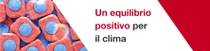 Pastiglie rosse e blu per lavastoviglie. Un vortice luminoso si libra sopra le pastiglie. Il testo sull’immagine recita: “Un equilibrio positivo per il clima”. Pastiglie rosse e blu per lavastoviglie. Un vortice luminoso si libra sopra le pastiglie. Il testo sull’immagine recita: “Un equilibrio positivo per il clima”.