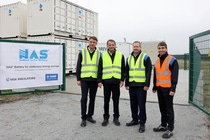 Dr. Frank Prechtl, Geschäftsführer der BASF Stationary Energy Storage GmbH, Jürgen Fuchs, Vorsitzender der Geschäftsführung der BASF Schwarzheide GmbH, Dr. DanielSchönfelder, Senior Vice President Battery Base Metals & Recycling und Dr. Robert Preusche, Leiter Energietransformation bei der BASF in Schwarzheide bei der Besichtigung des NAS-Speichers. Dr. Frank Prechtl, Geschäftsführer der BASF Stationary Energy Storage GmbH, Jürgen Fuchs, Vorsitzender der Geschäftsführung der BASF Schwarzheide GmbH, Dr. DanielSchönfelder, Senior Vice President Battery Base Metals & Recycling und Dr. Robert Preusche, Leiter Energietransformation bei der BASF in Schwarzheide bei der Besichtigung des NAS-Speichers.