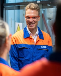 Bernhard von Vacano in the lab in conversation with colleagues. 