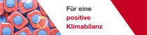 Rote und blaue Spülmaschinentabs. Ein Lichtwirbel schwebt über den Tabs. Der Text auf dem Bild lautet: „Eine positive Klimabilanz.“