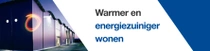 Moderne buitenkant van een gebouw in de schemering, met de verlichting aan. Een lichtwerveling zweeft aan de rand van het gebouw. De tekst luidt: "Warmer, energiezuinig leven." Moderne buitenkant van een gebouw in de schemering, met de verlichting aan. Een lichtwerveling zweeft aan de rand van het gebouw. De tekst luidt: "Warmer, energiezuinig leven."