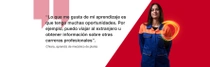 Empleada de BASF de Alemania con un mono de trabajo naranja y azul de pie con un fondo rojo, una espiral de luz alrededor de su hombro.  En el texto pone: "Lo que me gusta de mi aprendizaje es que tengo muchas oportunidades. Por ejemplo, puedo viajar al extranjero u obtener información sobre otras carreras profesionales." 