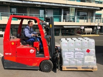 BASF Personal Care stellt an mehreren europäischen Standorten kostenlos Desinfektionsmittel für medizinische Einrichtungen her. Im Bild: Ein BASF-Mitarbeiter verlädt das Produkt für den Transport an eine zentrale Sammelstelle. BASF Personal Care stellt an mehreren europäischen Standorten kostenlos Desinfektionsmittel für medizinische Einrichtungen her. Im Bild: Ein BASF-Mitarbeiter verlädt das Produkt für den Transport an eine zentrale Sammelstelle.