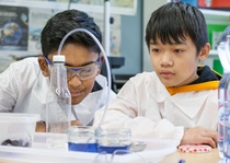 Ausprobieren und Selbermachen: Schüler experimentieren im Forscherraum der Primarschule Ettingen.