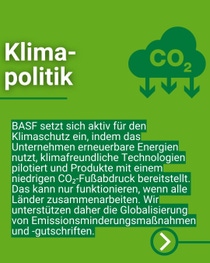 Grafik zum Thema Klimapolitik mit Text über BASFs Engagement für erneuerbare Energien, klimafreundliche Technologien und Produkte mit geringem CO₂‑Fußabdruck.