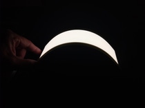 Die OLED-Lichttechnologie ist sehr dünn und leicht und bietet die beste natürliche Lichtqualität zur Beleuchtung von Geschäfts- und Wohnräumen sowie einzigartige Gestaltungsmöglichkeiten für die Beleuchtung von Fahrzeugen - © OLEDWorks