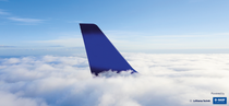 La pinna posteriore di un aereo Lufthansa sbuca attraverso un banco di nuvole, evocando l’immagine della pinna di uno squalo che emerge sopra le onde. (Foto: Lufthansa Technik AG) La pinna posteriore di un aereo Lufthansa sbuca attraverso un banco di nuvole, evocando l’immagine della pinna di uno squalo che emerge sopra le onde. (Foto: Lufthansa Technik AG)
