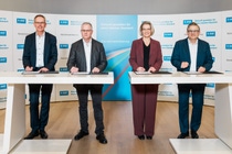 From left: Dr. Marc Heider (Chair of the Spokesperson Committee of Executive Employees, BASF SE), Sinischa Horvat (Chair of the Works Council, BASF SE) Dr. Katja Scharpwinkel (Member of the Board of Executive Directors and Industrial Relations Director, BASF SE) Dr. Helmut Winterling (President European Verbund Sites, BASF SE) during the symbolic signing of the new site agreement.
Photo: BASF/Andreas Henn