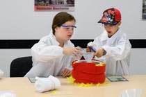 Ausprobieren und Selbermachen: Mini-Forscher experimentierten beim Kids‘ Lab der BASF. Ausprobieren und Selbermachen: Mini-Forscher experimentierten beim Kids‘ Lab der BASF.