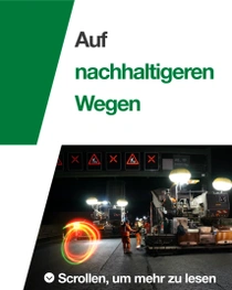 Eine nächtliche Straßenbaustelle mit Arbeitskräften und Maschinen. Ein Lichtwirbel schwebt über der Szene. Der Text lautet: „Auf nachhaltigeren Wegen.“