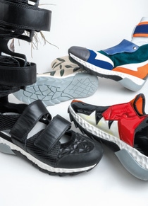 Schuhdesign ohne Einschränkungen. Seit 11 Jahren demonstriert dies eindrucksvoll die renommierte italienische Schule für Schuhdesign und Technik in Capriccio di Vigonza (Politecnico Calzaturiero) gemeinsam mit BASF.
Dieses Jahr entwickelten die angehenden Schuhdesigner unter dem Motto „Young City Wild“ Unisex-Sneaker, die die Aspekte Mensch und Natur, deren Verbindung und Gegenüberstellung, eindrucksvoll in ihrer ganzen Bandbreite beleuchten. Auf dem Stand der BASF werden die preisgekrönten Schuhe präsentiert. Beeindruckend zeigen sie, wie mithilfe von Polyurethan-Systemen und thermoplastischen Polyurethanen sowie der Kompetenz von BASF aus Ideen ideale Lösungen werden.

Unlimited design freedom for shoes. That is what BASF and Politecnico Calzaturiero, the prestigious school of Footwear Design and Technology in Capriccio di Vigonza near Padua, Italy, have demonstrated for 11 years.
Under the motto “Young City Wild“, the prospective shoe designers developed unisex sneakers which impressively examine the aspects man and nature, their connection and juxtaposition, in their full spectrum. The winning shoes, which confirm impressively how ideas turn into ideal solutions with the material and technical expertise of BASF, polyurethane systems and thermoplastic polyurethanes, are presented at the booth.
