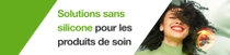 Une femme souriante aux cheveux noirs bouclés. Un tourbillon lumineux flotte sur ses cheveux. Le texte de l'image indique : « Des solutions sans silicone pour les produits de soins. »