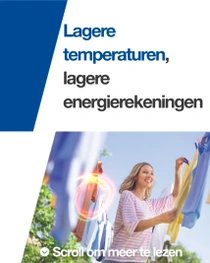 Een lachende vrouw hangt wasgoed aan een waslijn buiten. Een lichtwerveling zweeft boven het wasgoed. De tekst op de afbeelding luidt: “Lagere temperaturen, lagere energierekeningen.”
