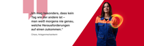 Eine weibliche BASF-Mitarbeitende aus Deutschland steht in einem orange-blauen Arbeitsanzug vor einem roten Hintergrund. Ein Lichtwirbel schwebt über ihrer Schulter. Der Text lautet: „Was ich an meiner Ausbildung mag, ist, dass ich so viele Möglichkeiten habe. Ich kann zum Beispiel an einem Auslandsaufenthalt teilnehmen oder Einblicke in andere Berufe bekommen.“ Eine weibliche BASF-Mitarbeitende aus Deutschland steht in einem orange-blauen Arbeitsanzug vor einem roten Hintergrund. Ein Lichtwirbel schwebt über ihrer Schulter. Der Text lautet: „Was ich an meiner Ausbildung mag, ist, dass ich so viele Möglichkeiten habe. Ich kann zum Beispiel an einem Auslandsaufenthalt teilnehmen oder Einblicke in andere Berufe bekommen.“