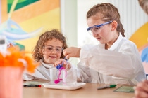 Ausprobieren und Selbermachen: Mini-Forscher experimentierten beim Kids‘ Lab der BASF. Ausprobieren und Selbermachen: Mini-Forscher experimentierten beim Kids‘ Lab der BASF.